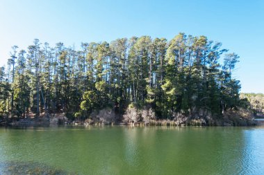 Popüler St Georges Gölü soğuk bir kış öğleden sonra Creswick, Victoria, Avustralya 'da