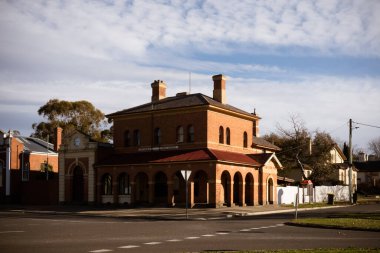 CRESWICK, AUSTRALYA - 5 Temmuz 2025: Victoria, Avustralya 'da soğuk bir kış öğleden sonrasında Ballarat yakınlarındaki tarihi Creswick kasabası