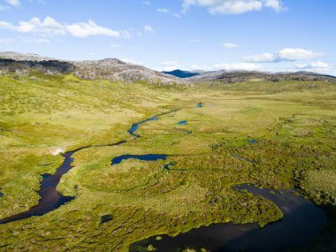 Öğleden sonra Kosciuszko Ulusal Parkı, Yeni Güney Galler, Avustralya 'daki Dead Horse Gap ve Thredo yakınlarındaki Cascade Hut Trail' de manzara.