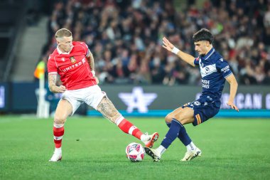 MELBOURNE, AUSTRALIA - 11 Temmuz: Wrexham 'dan James McClean 11 Temmuz 2025' te Avustralya 'nın Melbourne şehrinde bulunan Marvel Stadyumu' nda Melbourne Zaferi 'nden Tommaso Minutoli' ye karşı eylemde.