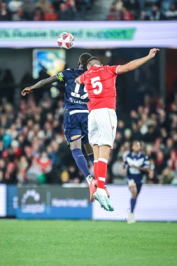 MELBOURNE, AUSTRALIA - 11 Temmuz 2025 tarihinde Avustralya Melbourne Stadyumu 'nda Melbourne Zaferi' nden Jing Reec 'e karşı Wrexham' dan Eoghan OConnell.