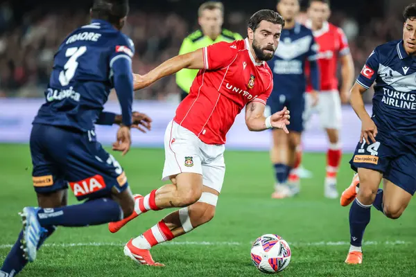 MELBOURNE, AUSTRALIA - 11 Temmuz: Wrexham 'dan Elliot Lee 11 Temmuz 2025' te Melbourne, Avustralya 'da Melbourne Victory' ye karşı oynarken.