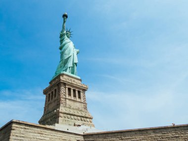 Özgürlük Anıtı güneşli bir günde New Jersey, New York, ABD 'deki Özgürlük Adası' nda.