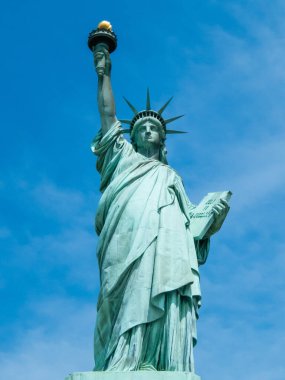 Özgürlük Anıtı güneşli bir günde New Jersey, New York, ABD 'deki Özgürlük Adası' nda.