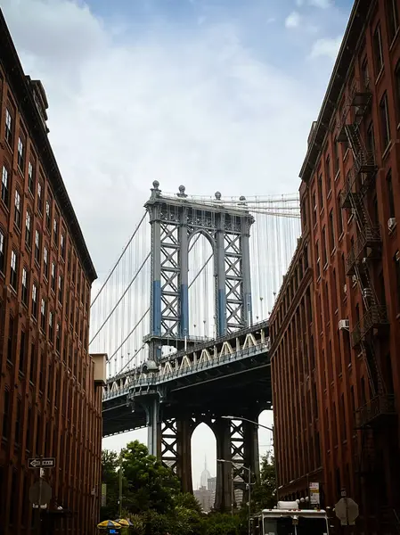 Washington Caddesi 'nden Manhattan Köprüsü' nün ikonik tarihi manzarası. Açık bir yaz gününde, DUMBO, Brooklyn, New York, ABD 'de.