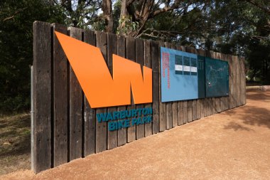 WARBURTON, AUSTRALYA - 20 Temmuz 2025: Warburton, Victoria, Avustralya 'da sıcak bir kış gününde Wesburn yakınlarındaki yepyeni Warburton Bisiklet Parkı' nda sürücü
