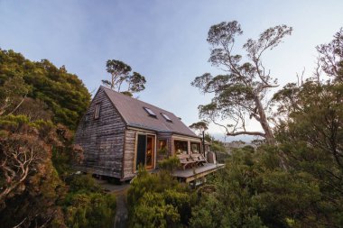 Cradle Mountain, Tazmanya, Avustralya 'da Barn Bluff yakınlarında Şelale Vadisi Özel Kulübesi