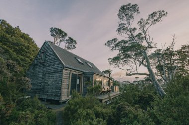 Cradle Mountain, Tazmanya, Avustralya 'da Barn Bluff yakınlarında Şelale Vadisi Özel Kulübesi