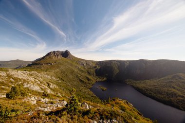Hansons Tepesi 'nden Cradle Dağı' na ve Dove Gölü 'ne doğru sıcak bir sonbahar öğleden sonra Cradle Dağı, Tazmanya, Avustralya' da günbatımına doğru manzara
