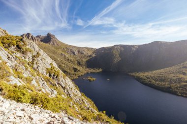 Hansons Tepesi 'nden Cradle Dağı' na ve Dove Gölü 'ne doğru sıcak bir sonbahar öğleden sonra Cradle Dağı, Tazmanya, Avustralya' da günbatımına doğru manzara