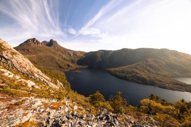Hansons Tepesi 'nden Cradle Dağı' na ve Dove Gölü 'ne doğru sıcak bir sonbahar öğleden sonra Cradle Dağı, Tazmanya, Avustralya' da günbatımına doğru manzara