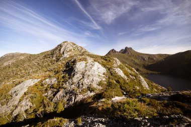 Cradle Mountain, Tazmanya, Avustralya 'da gün batımına yakın ılık bir sonbahar öğleden sonrasında Hansonlar Tepesi manzarası