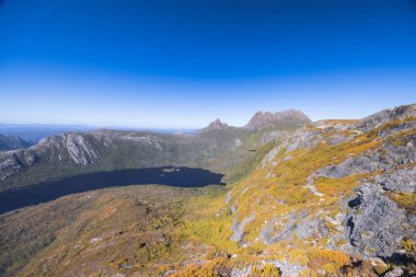 Marion Dağları 'ndan Dove Gölü üzerinden Hansons Tepesi ve Beşik Dağı' na doğru uzanan güverte manzarası Beşik Dağı, Tazmanya, Avustralya 'da ılık bir sonbahar sabahı