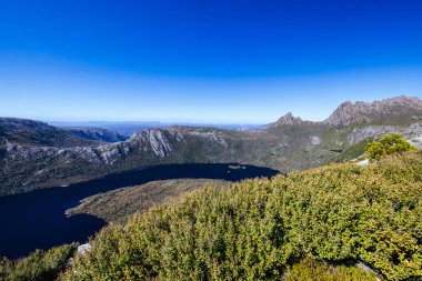 Marion Dağları 'ndan Dove Gölü üzerinden Hansons Tepesi ve Beşik Dağı' na doğru uzanan güverte manzarası Beşik Dağı, Tazmanya, Avustralya 'da ılık bir sonbahar sabahı