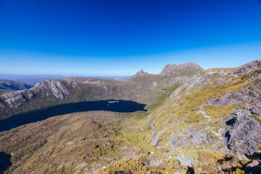 Marion Dağları 'ndan Dove Gölü üzerinden Hansons Tepesi ve Beşik Dağı' na doğru uzanan güverte manzarası Beşik Dağı, Tazmanya, Avustralya 'da ılık bir sonbahar sabahı