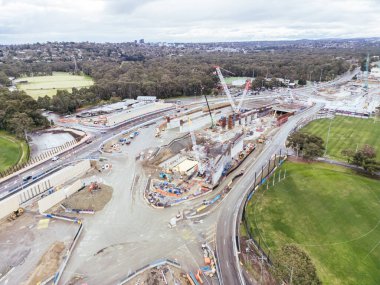 MELBOURNE, AUSTRALYA - 27 Temmuz 2025: Bulleen, Melbourne, Victoria, Avustralya 'da Kuzey Doğu Bağlantısının Bazı Parçaları yapım aşamasında