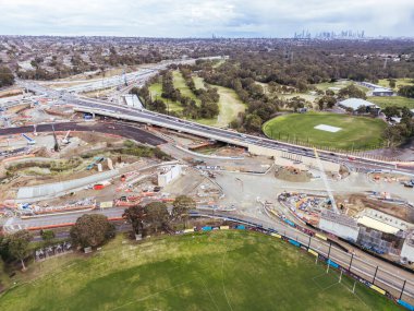 MELBOURNE, AUSTRALYA - 27 Temmuz 2025: Bulleen, Melbourne, Victoria, Avustralya 'da Kuzey Doğu Bağlantısının Bazı Parçaları yapım aşamasında
