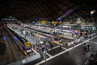 MELBOURNE, AUSTRALIA - 25 Temmuz 2025: Vline kırsal tren seferlerinin genel şehir manzarası akşam trafiği sırasında Melbourne, Victoria, Avustralya 'daki Güney Haç İstasyonu' nda