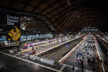 MELBOURNE, AUSTRALIA - 25 Temmuz 2025: Vline kırsal tren seferlerinin genel şehir manzarası akşam trafiği sırasında Melbourne, Victoria, Avustralya 'daki Güney Haç İstasyonu' nda