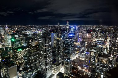 MELBOURNE, AUSTRALYA - 25 Temmuz 2025: Melbourne CBD, Victoria, Avustralya 'da soğuk bir kış gecesinde Spencer Caddesi' nden gökyüzü manzarasını aydınlattı