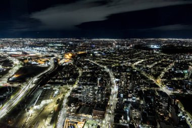 MELBOURNE, AUSTRALYA - 25 Temmuz 2025: Melbourne CBD, soğuk bir kış gecesi Victoria, Avustralya 'da Spencer Caddesi' nden batı banliyölerine bakan gökyüzü aydınlandı