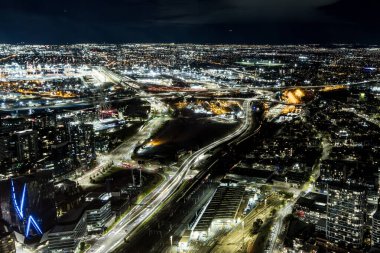 MELBOURNE, AUSTRALYA - 25 Temmuz 2025: Melbourne CBD, soğuk bir kış gecesi Victoria, Avustralya 'da Spencer Caddesi' nden batı banliyölerine bakan gökyüzü aydınlandı