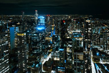 MELBOURNE, AUSTRALYA - 25 Temmuz 2025: Melbourne CBD, Victoria, Avustralya 'da soğuk bir kış gecesinde Spencer Caddesi' nden gökyüzü manzarasını aydınlattı