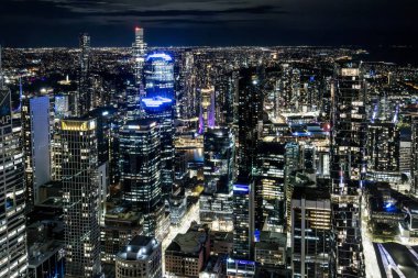 MELBOURNE, AUSTRALYA - 25 Temmuz 2025: Melbourne CBD, Victoria, Avustralya 'da soğuk bir kış gecesinde Spencer Caddesi' nden gökyüzü manzarasını aydınlattı