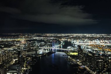 MELBOURNE, AUSTRALYA - 25 Temmuz 2025: Melbourne CBD, Victoria, Avustralya 'da soğuk bir kış gecesinde Spencer Caddesi' nden Bolte Köprüsü 'ne doğru gökyüzü aydınlandı