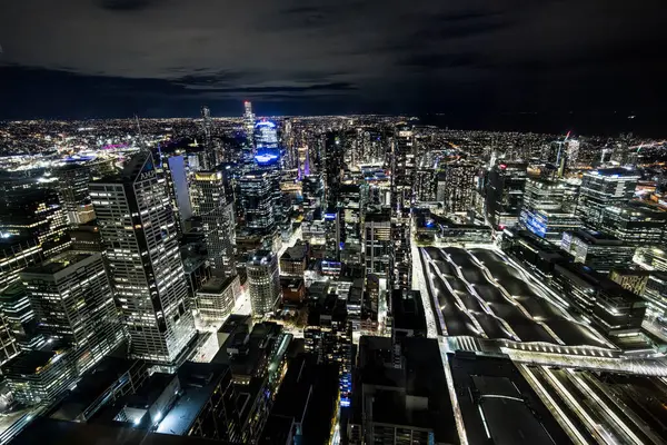 MELBOURNE, AUSTRALYA - 25 Temmuz 2025: Melbourne CBD, Victoria, Avustralya 'da soğuk bir kış gecesinde Spencer Caddesi' nden gökyüzü manzarasını aydınlattı