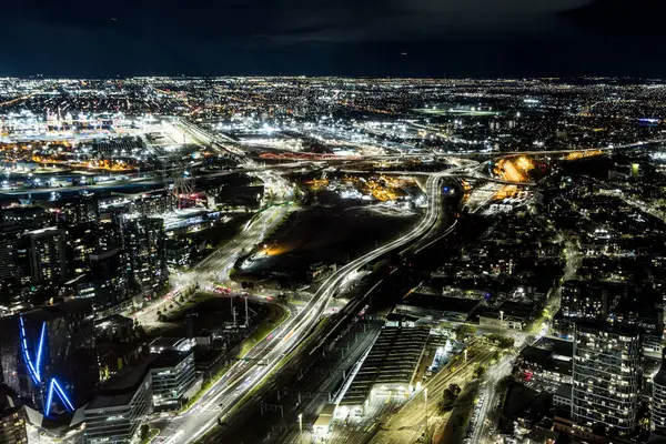 MELBOURNE, AUSTRALYA - 25 Temmuz 2025: Melbourne CBD, soğuk bir kış gecesi Victoria, Avustralya 'da Spencer Caddesi' nden batı banliyölerine bakan gökyüzü aydınlandı