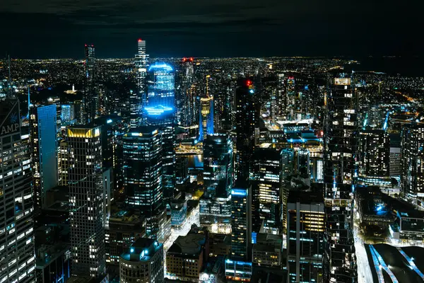 MELBOURNE, AUSTRALYA - 25 Temmuz 2025: Melbourne CBD, Victoria, Avustralya 'da soğuk bir kış gecesinde Spencer Caddesi' nden gökyüzü manzarasını aydınlattı