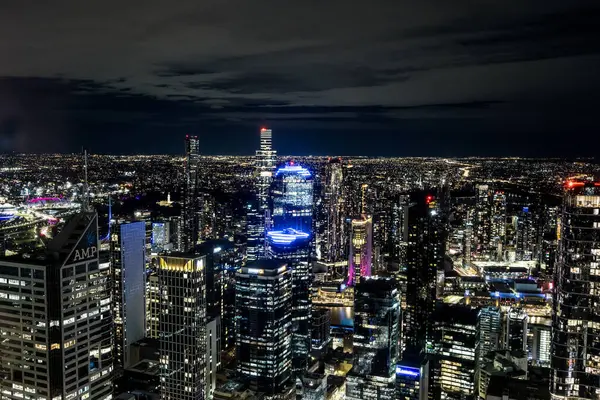 MELBOURNE, AUSTRALYA - 25 Temmuz 2025: Melbourne CBD, Victoria, Avustralya 'da soğuk bir kış gecesinde Spencer Caddesi' nden gökyüzü manzarasını aydınlattı