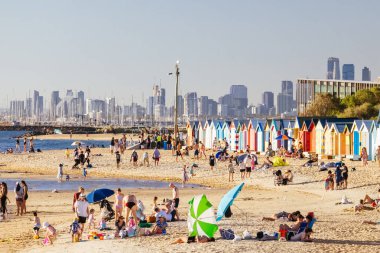 MELBOURNE, AUSTRALIA - 8 Mart 2025 Melbourne, Victoria, Avustralya 'da sıcak bir sonbahar akşamında şık ve ünlü Brighton Sahili saunası