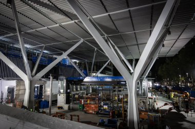 MELBOURNE, AUSTRALYA - 21 Mayıs 2025: Melbourne, Victoria, Avustralya 'daki metro tüneli projesi kapsamında belediye binası inşaatı devam ediyor