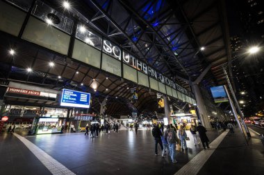 MELBOURNE, AUSTRALYA - 25 Temmuz 2025: Melbourne, Victoria, Avustralya 'daki Güney Haç İstasyonu' ndaki yoğun saatlerde genel dış istasyon görüntüsü