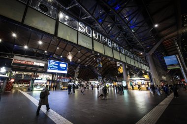 MELBOURNE, AUSTRALYA - 25 Temmuz 2025: Melbourne, Victoria, Avustralya 'daki Güney Haç İstasyonu' ndaki yoğun saatlerde genel dış istasyon görüntüsü