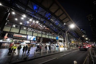 MELBOURNE, AUSTRALYA - 25 Temmuz 2025: Melbourne, Victoria, Avustralya 'daki Güney Haç İstasyonu' ndaki yoğun saatlerde genel dış istasyon görüntüsü