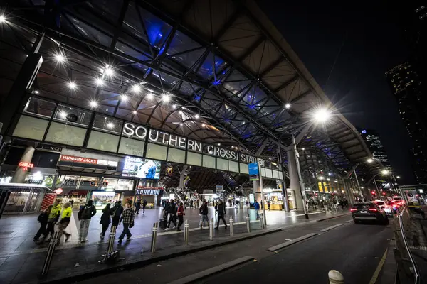 MELBOURNE, AUSTRALYA - 25 Temmuz 2025: Melbourne, Victoria, Avustralya 'daki Güney Haç İstasyonu' ndaki yoğun saatlerde genel dış istasyon görüntüsü