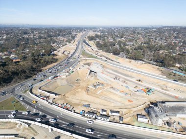 MELBOURNE, AUSTRALIA - M80 Çevre Yolu inşaatı Watsonia, Melbourne, Victoria, Avustralya 'daki Kuzey Doğu Bağlantı tünellerine bağlandığı için devam ediyor