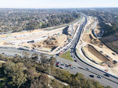 MELBOURNE, AUSTRALIA - M80 Çevre Yolu inşaatı Watsonia, Melbourne, Victoria, Avustralya 'daki Kuzey Doğu Bağlantı tünellerine bağlandığı için devam ediyor