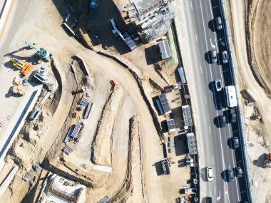 MELBOURNE, AUSTRALIA - M80 Çevre Yolu inşaatı Watsonia, Melbourne, Victoria, Avustralya 'daki Kuzey Doğu Bağlantı tünellerine bağlandığı için devam ediyor