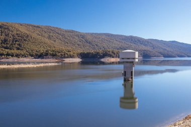 Victoria, Avustralya 'da Walhalla yakınlarında soğuk bir kış günü Thomson Barajı manzarası
