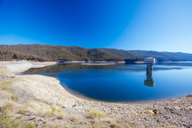 Victoria, Avustralya 'da Walhalla yakınlarında soğuk bir kış günü Thomson Barajı manzarası