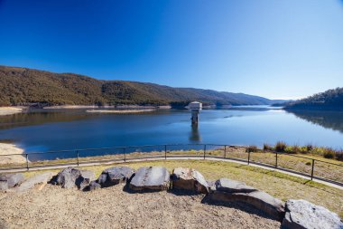 Victoria, Avustralya 'da Walhalla yakınlarında soğuk bir kış günü Thomson Barajı manzarası