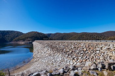 Victoria, Avustralya 'da Walhalla yakınlarında soğuk bir kış günü Thomson Barajı manzarası