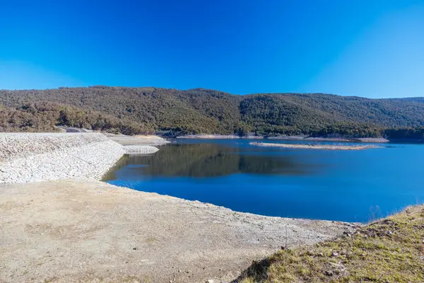 Victoria, Avustralya 'da Walhalla yakınlarında soğuk bir kış günü Thomson Barajı manzarası