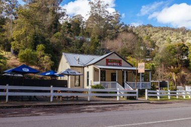 WALHALLA, AUSTRALYA - 8 Ağustos 2025: Walhalla kasabası ve Baw Baw Baw Shire, Victoria, Avustralya 'daki Walhalla Lodge Oteli kışın öğleden sonra manzarası