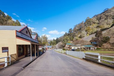 WALHALLA, AUSTRALIA - 8 Ağustos 2025: Baw Baw Shire, Victoria, Avustralya 'daki Walhalla kasabasında kış öğleden sonra Iconic Walhalla Mekanik Enstitüsü
