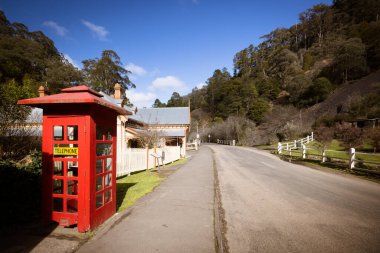 WALHALLA, AUSTRALIA - 8 Ağustos 2025: Baw Baw Shire, Victoria, Avustralya 'daki Walhalla kasabasında bir kış öğleden sonra Iconic Old Walhalla Postane Müzesi
